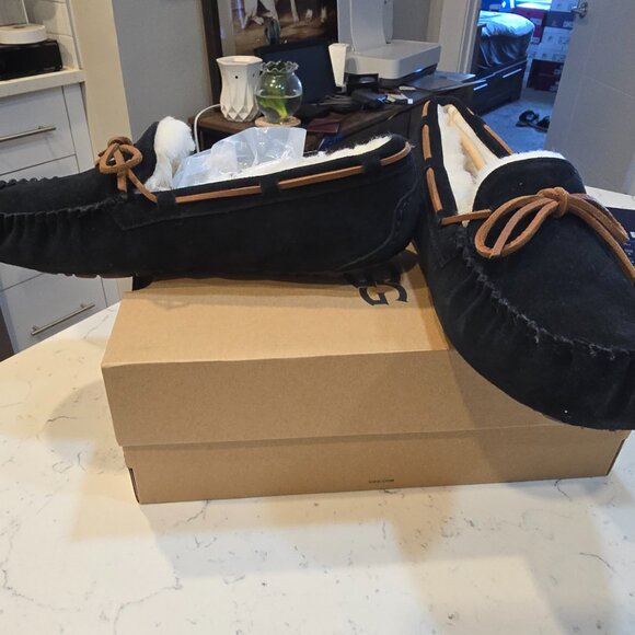 UGG Dakota Black Suede Fur Slippers Womens SIZE 7 NEW STYLE 1107949-BLK - Picture 3 of 14